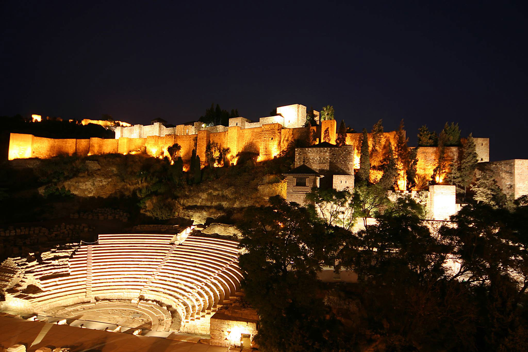 malaga-alcazaba-teatro-romano-de-noche