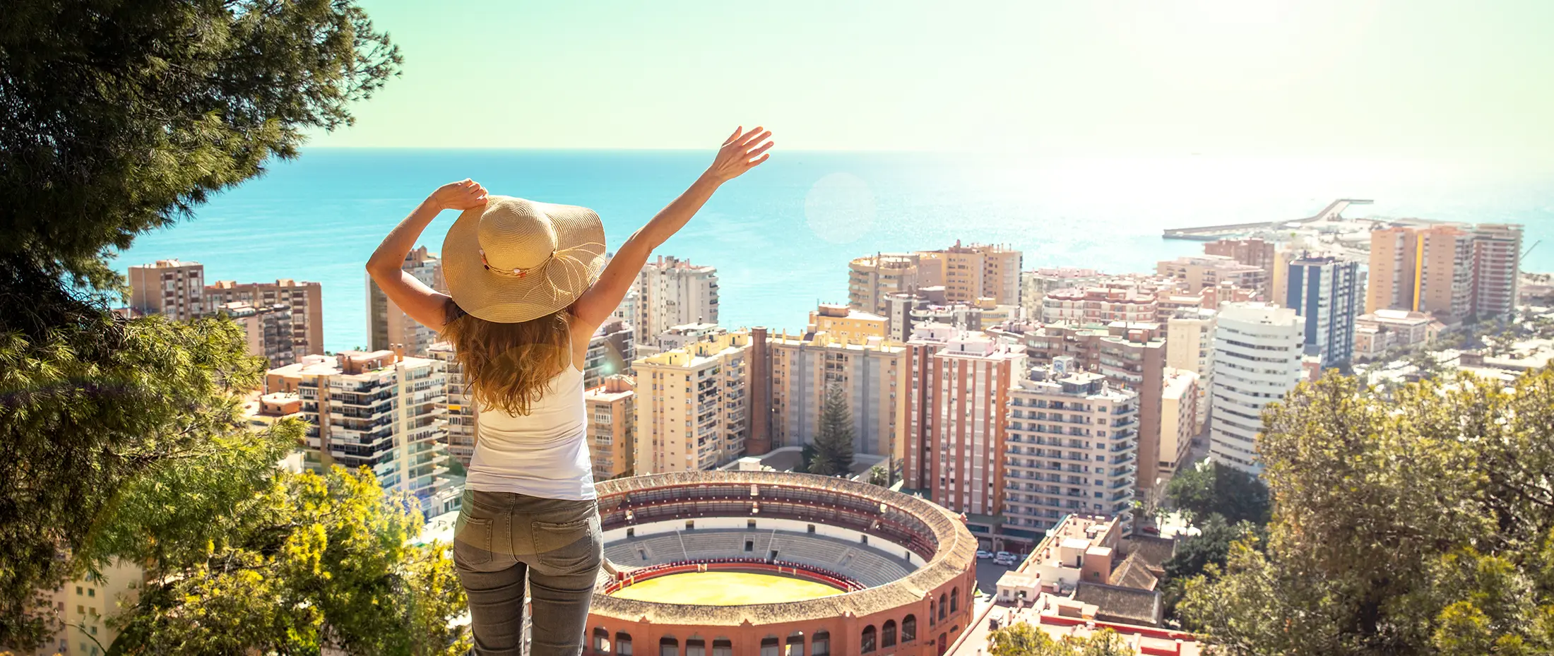 Chica contemplando una vista de Málaga